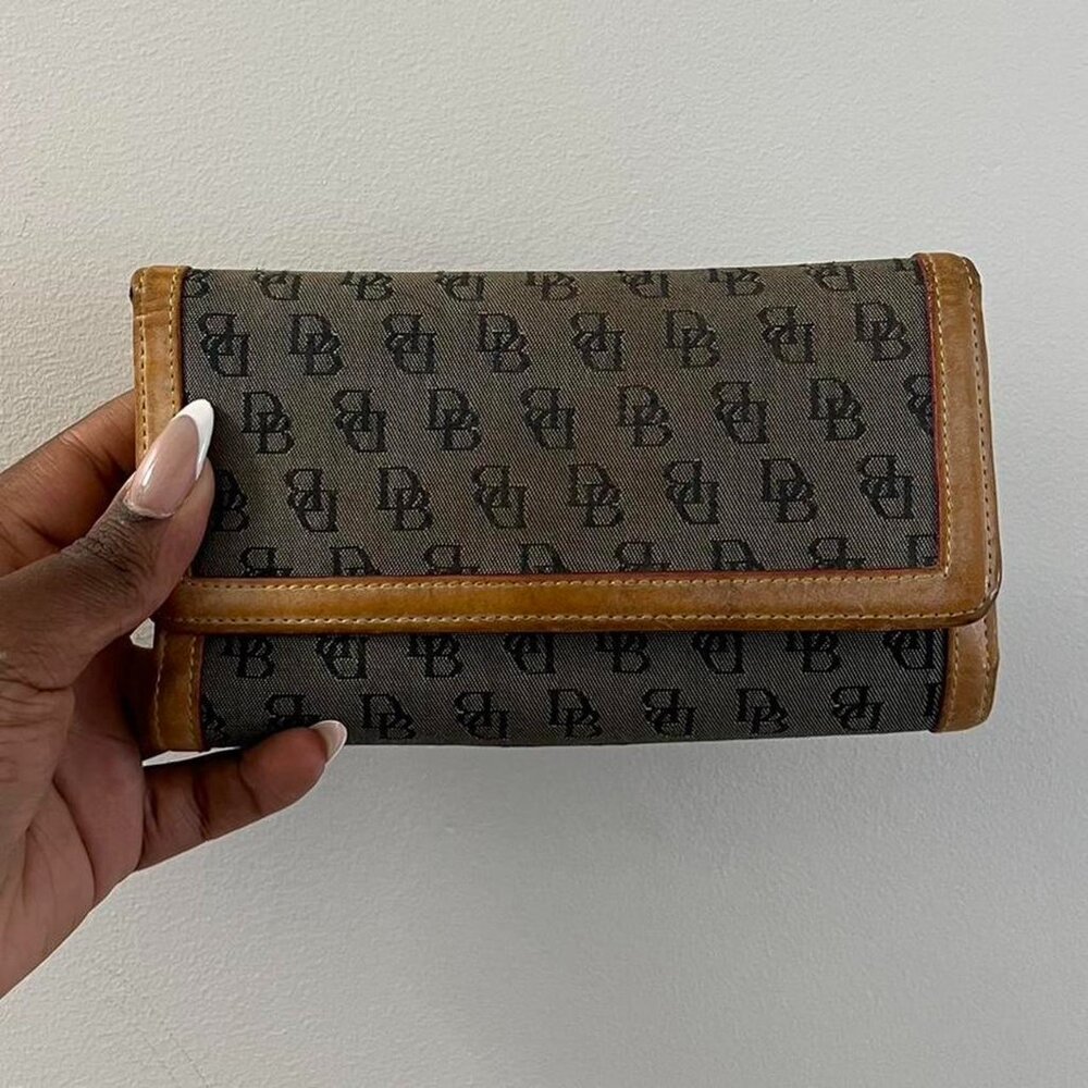 Dooney And Bourke wallet